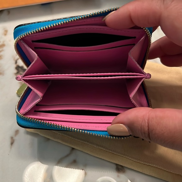 📣SOLD📣 LOUIS VUITTON | Limited Edition 2022 Valentine Vernis Zippy Card Case - Picture 6 of 8